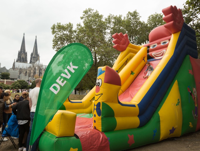 Pressemitteilung Weltkindertag - Luftrutsche mit DEVK Beachflag