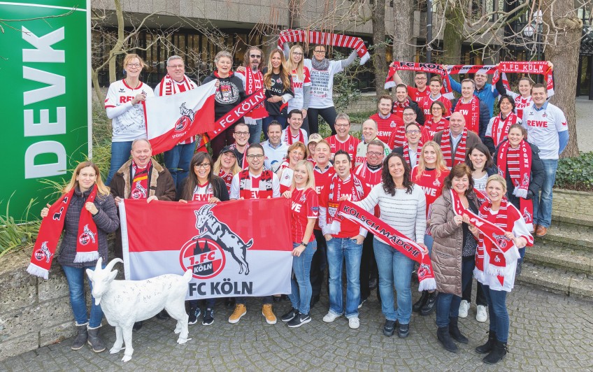 Pressemitteilung Partner FC Köln - Mitarbeiter in Fankleidung vor der DEVK-Zentrale 
