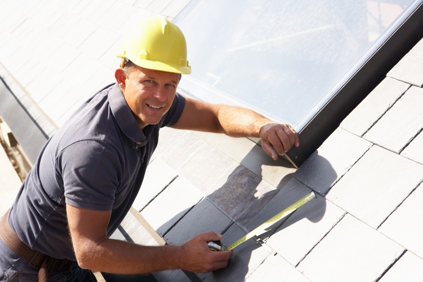 Pressemitteilung Grundfähigkeitsversicherung - Dachdecker bei der Arbeit 