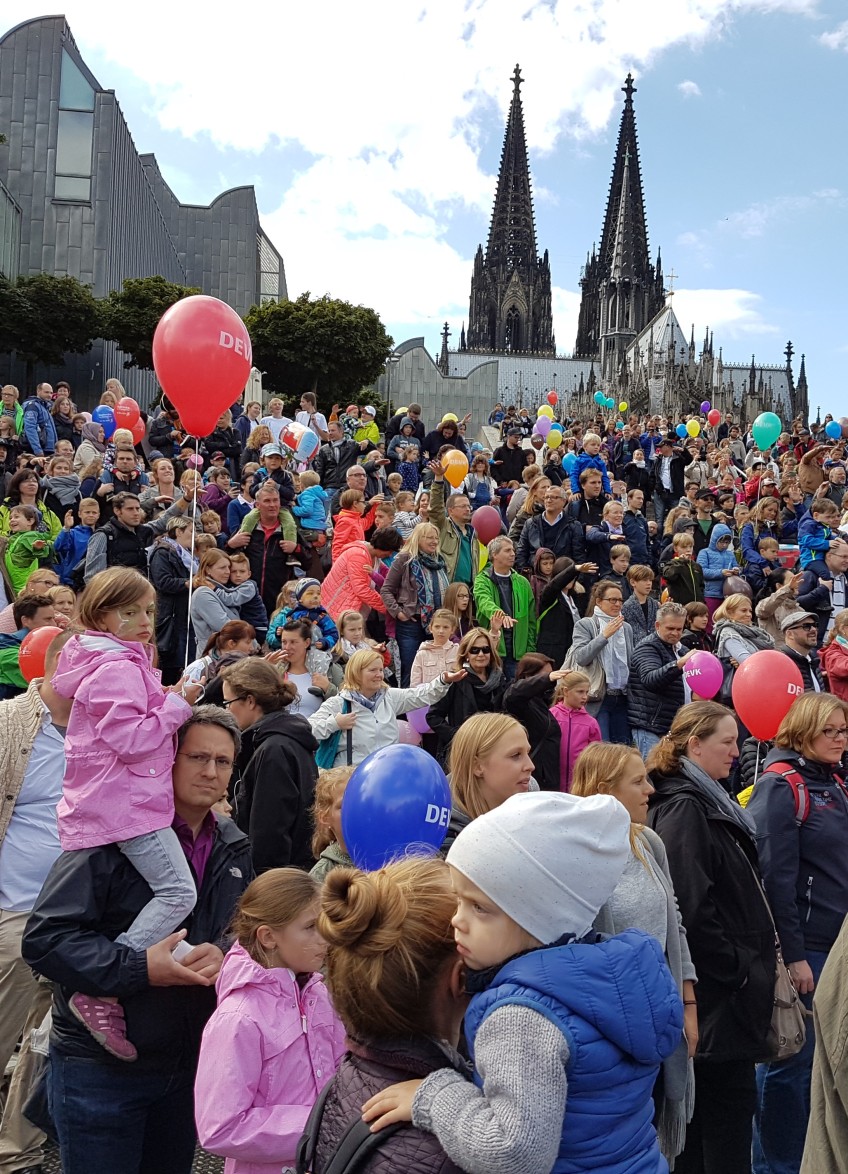 Pressemitteilung Weltkindertag - Menschenmengemit vielen kleinen Kindern vor dem Dom