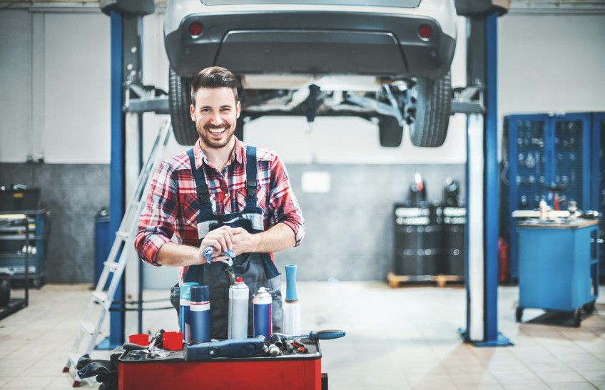 Pressemitteilung Kfz-Werkstattbindung - Mechaniker in Werkstatt