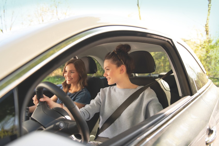 Pressemitteilungen Beitragsrückerstattung - zwei Frauen im Auto 