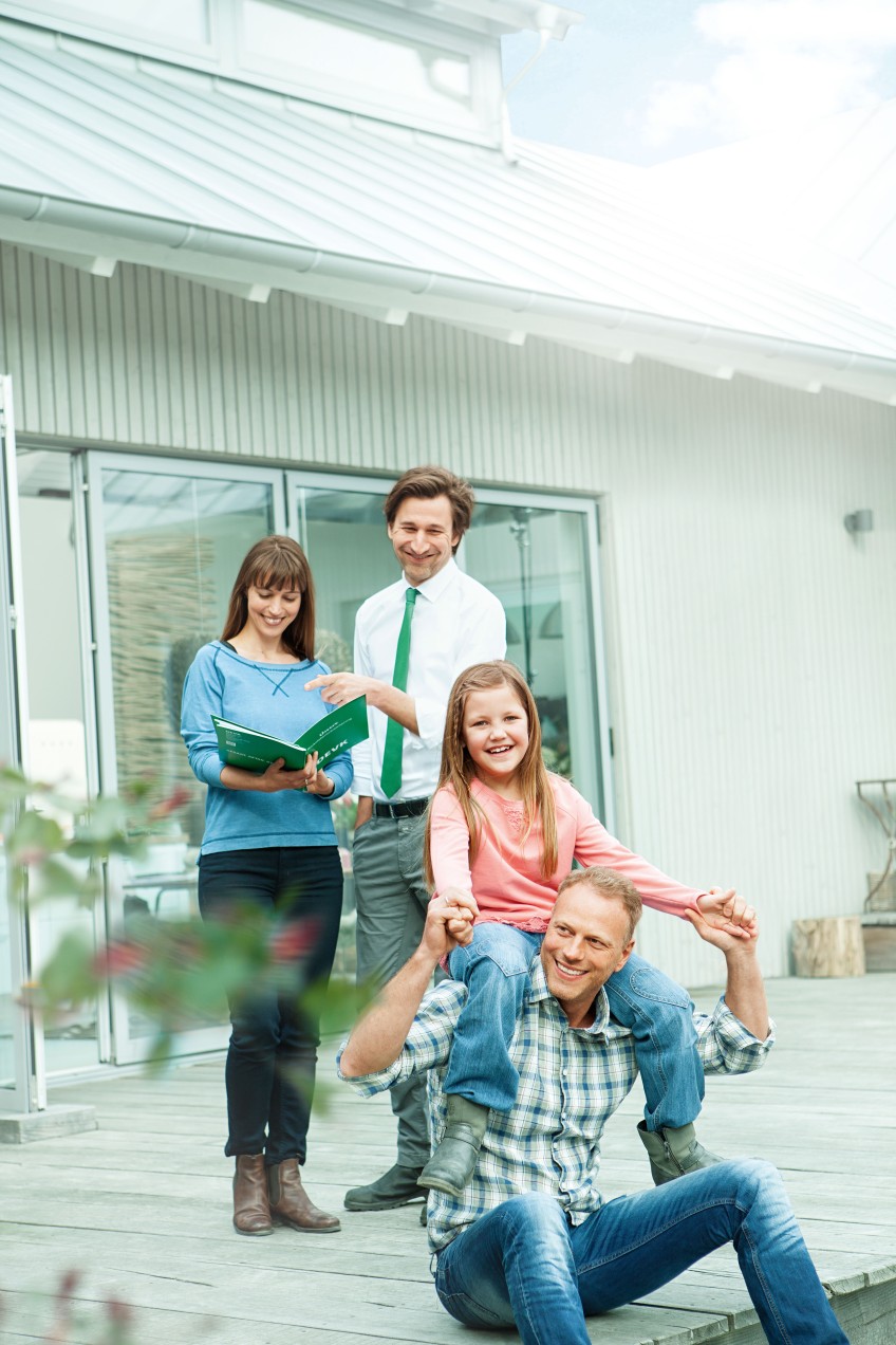 Pressemitteilung VitaProtect - Familie mit DEVK Berater vor einem Haus 