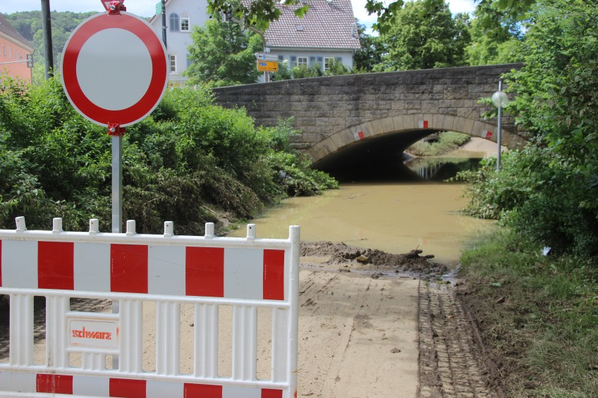 Pressemitteilung Wetter-Umfrage - Warnschild an Hochwasser-Stelle