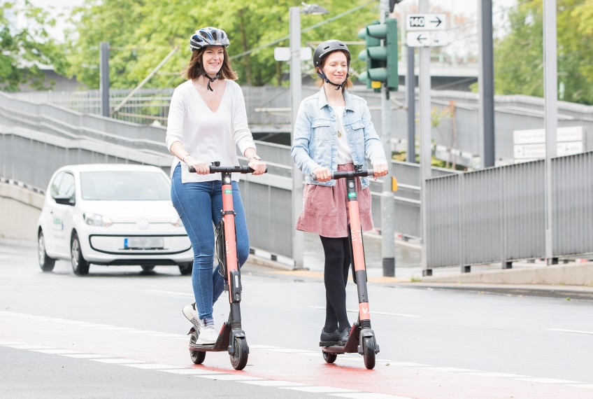 Pressemitteilung - E-Roller-Fahrerinnen mit Auto