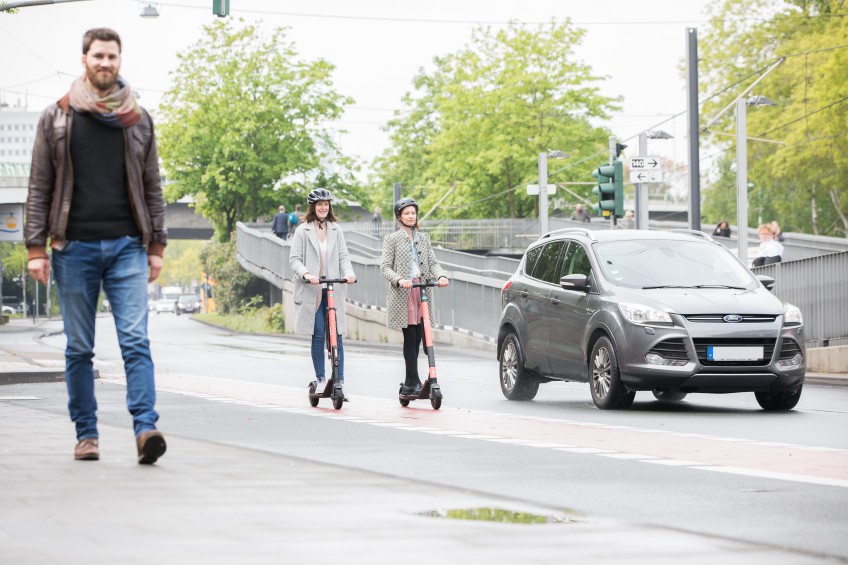 Pressemitteilungen - E-Roller-Fahrerinnen mit Fußgänger und Auto