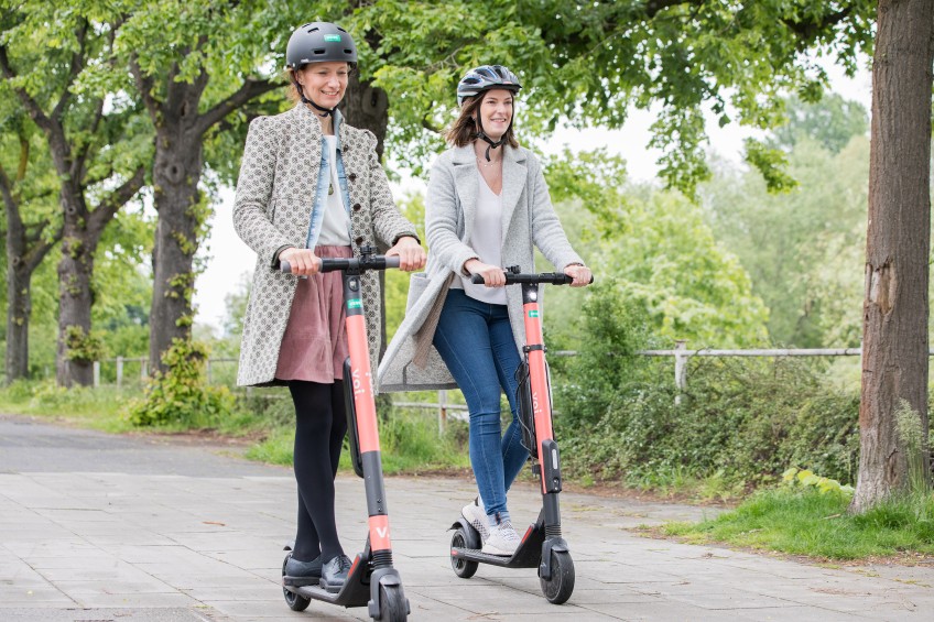 Pressemitteilungen - Frauen auf E-Rollern in Allee