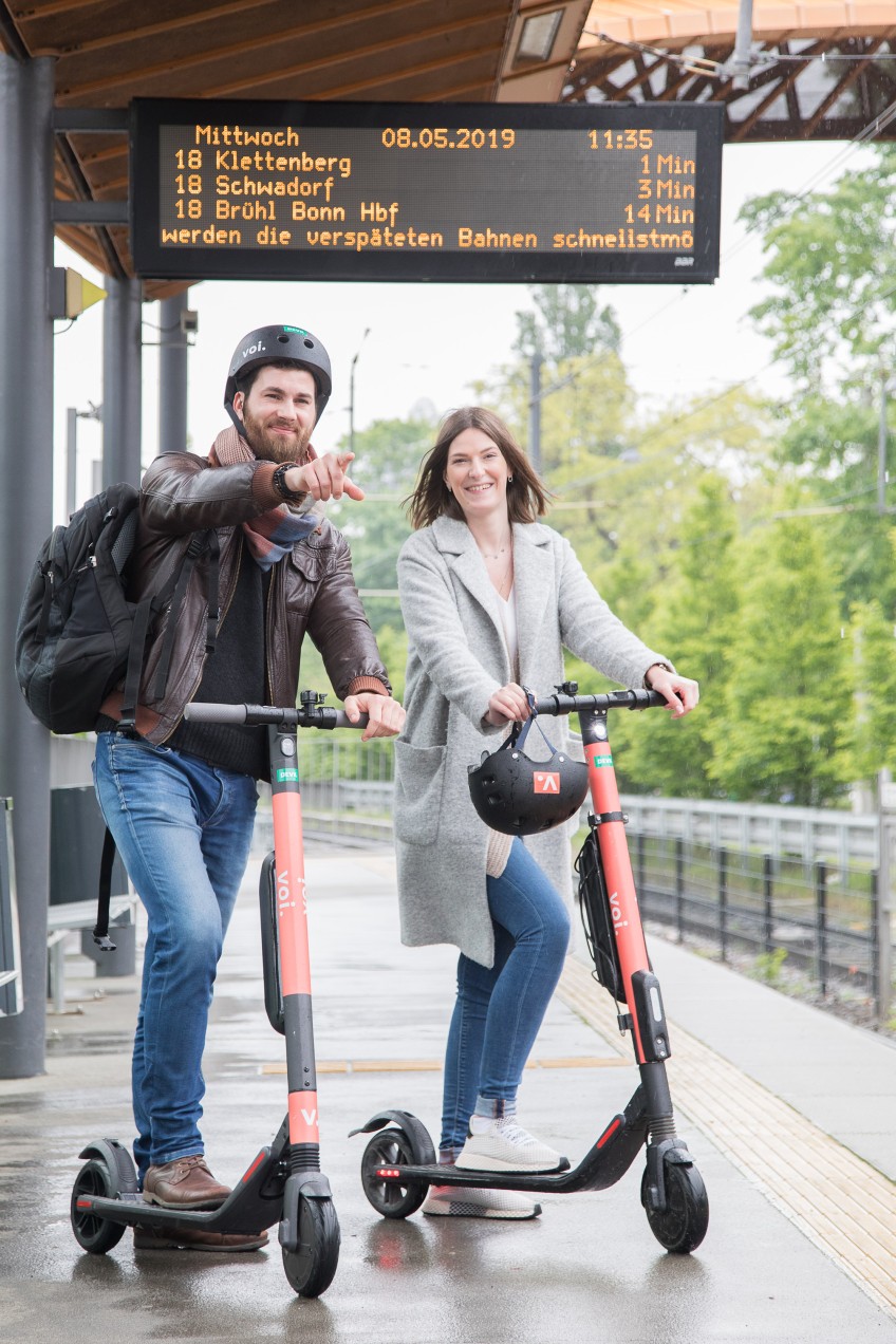 Pressemitteilung - Mann und Frau mit E-Roller an Bahnstation