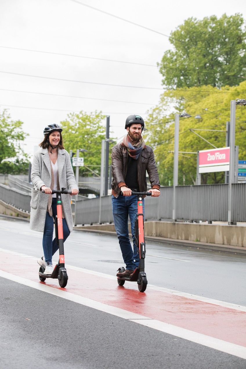 Pressemitteilung - Mann und Frau mit E-Roller auf Radweg