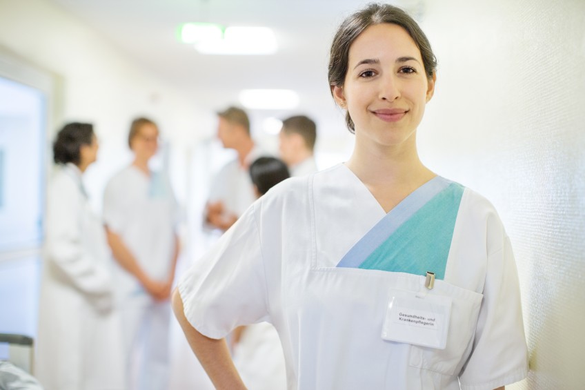 Pressemitteilung Grundfähigkeit - Krankenschwester lächelt in die Kamera