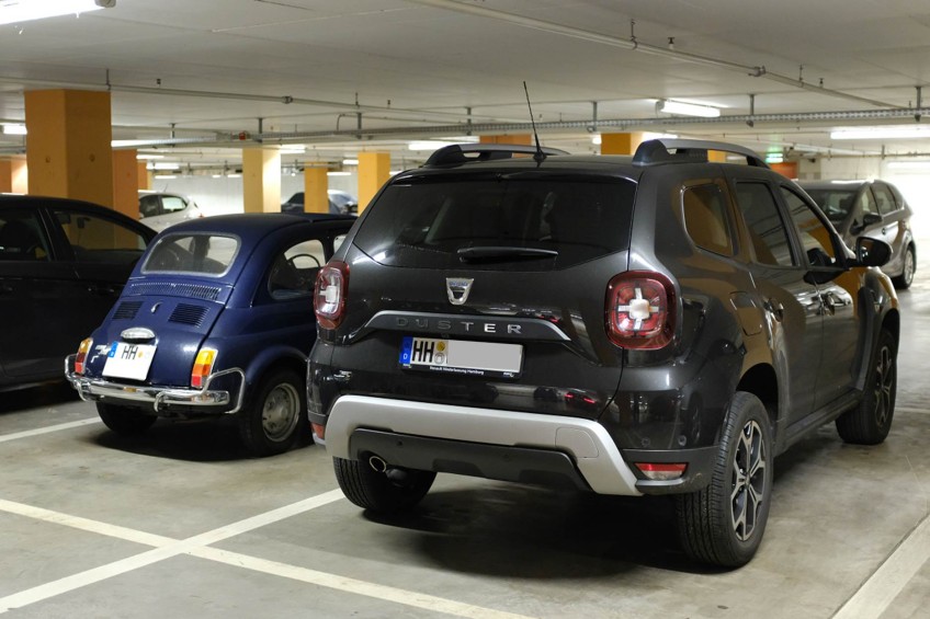 Pressemitteilung Umfrage Parkschäden - Autos im Parkhaus