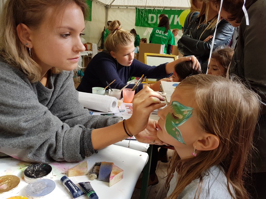 Pressemitteilung - Kinderschminken am DEVK-Stand