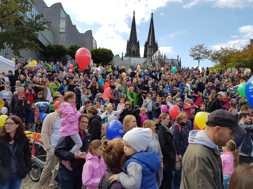 Pressemitteilung - Besucher des Weltkindertags auf Treppe