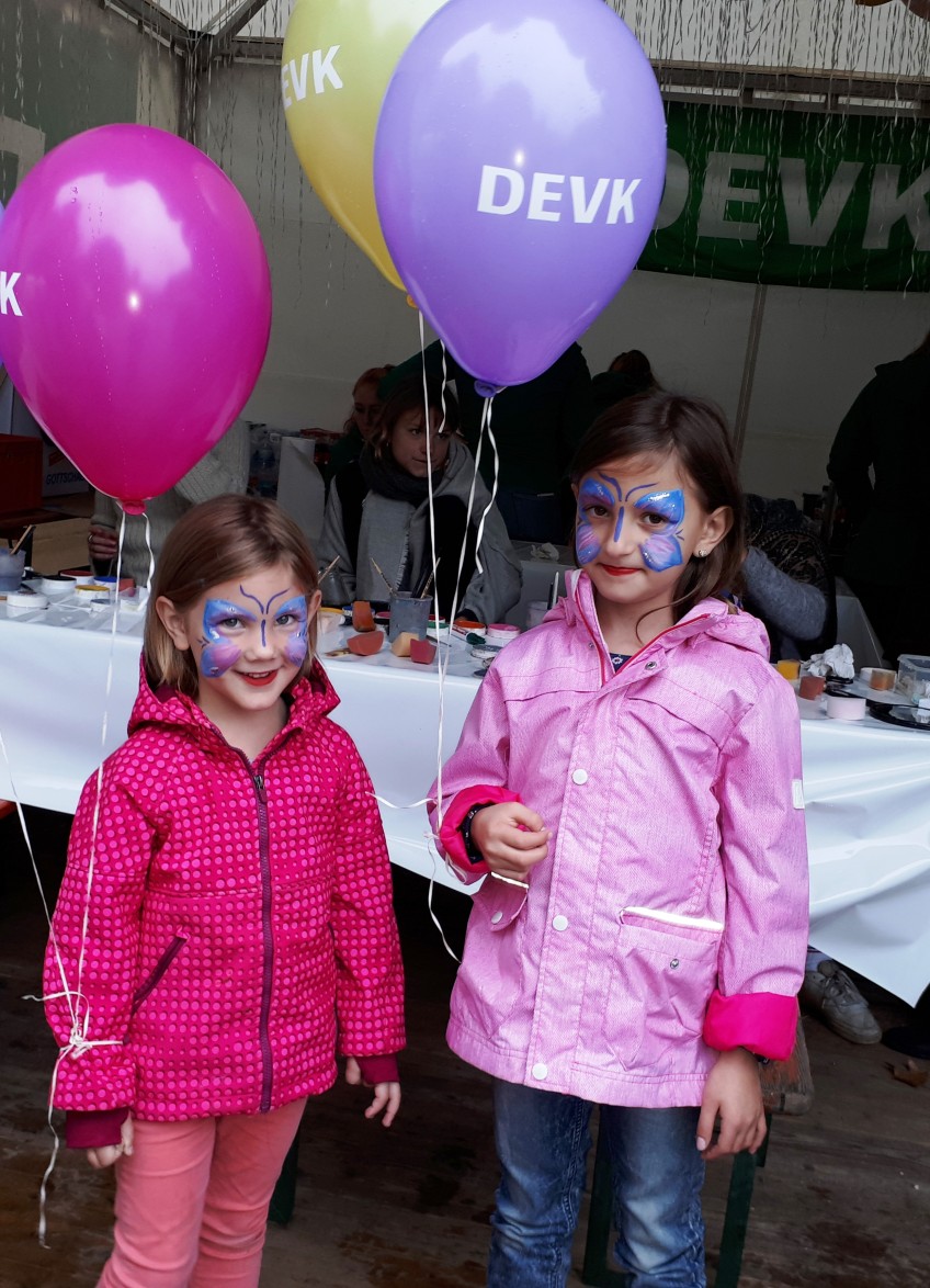 Pressemitteilung - zwei geschminkte Kinder mit Luftballons