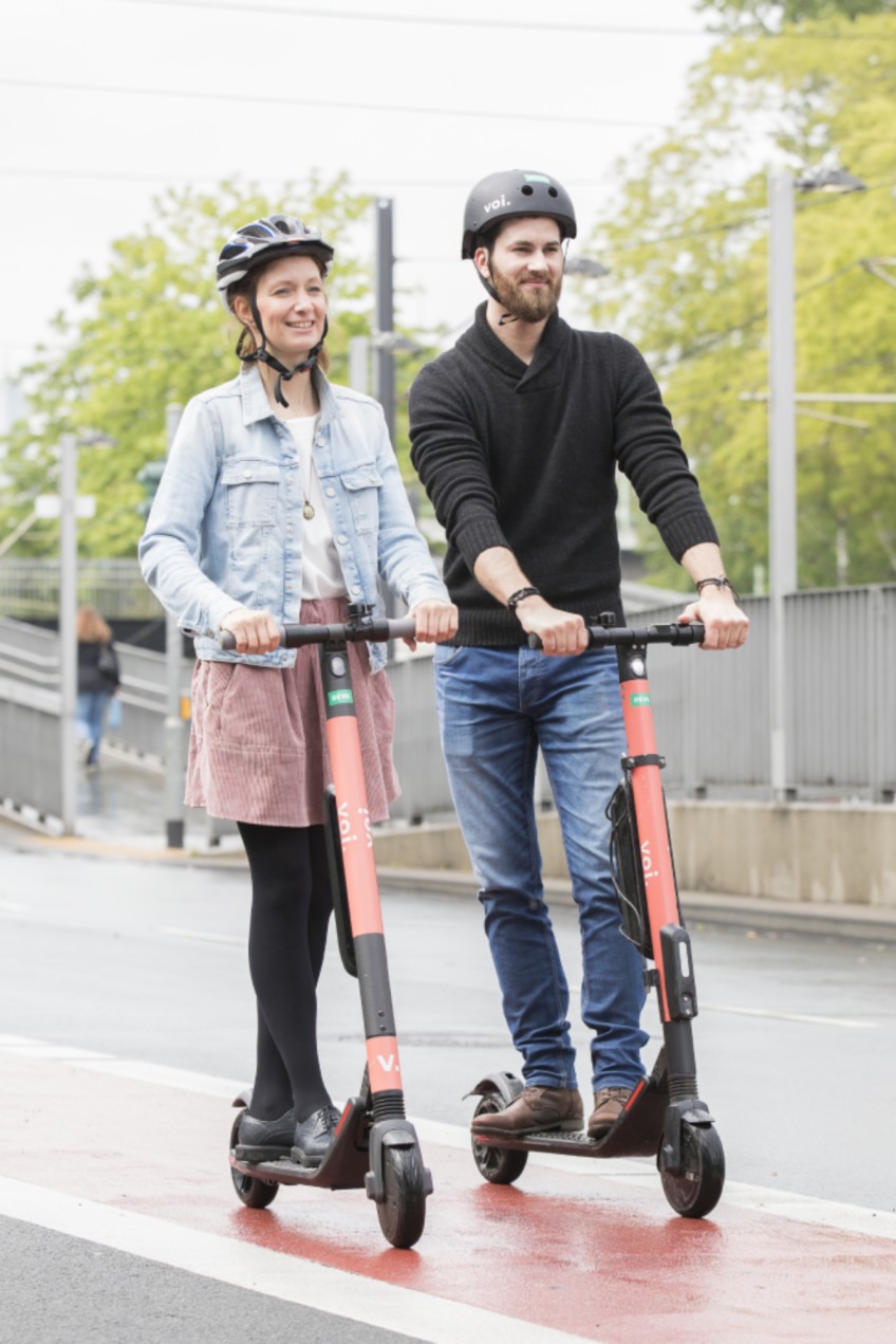 Pressemitteilung E-Scooter - Mann und Frau fahren E-Scooter
