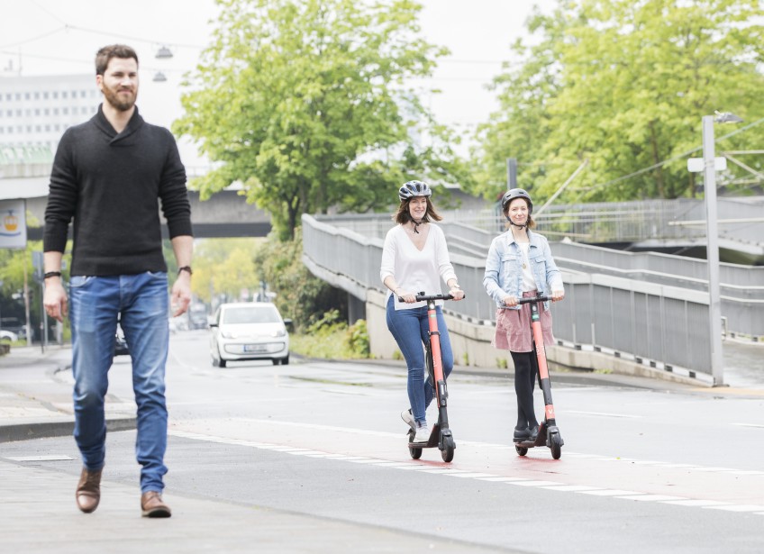 Pressemitteilung E-Scooter - Zwei Frauen fahren E-Scooter