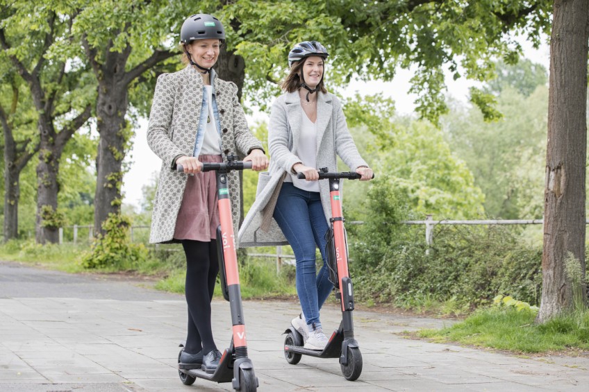 Pressemitteilung E-Scooter - Zwei Frauen fahren E-Scooter
