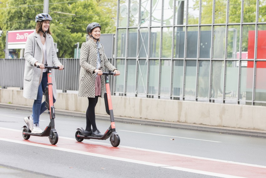 Pressemitteilung E-Scooter - Zwei Frauen fahren E-Scooter