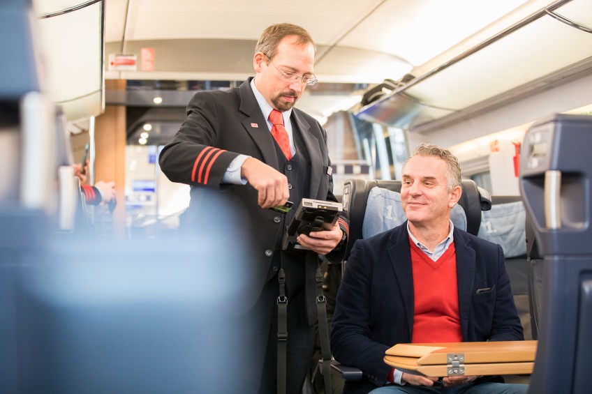 Pressemitteilung Bahncard - Zugbegleiter kontrolliert Bahncard