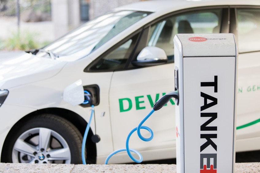 Pressemitteilung Elektromobilität - E-Auto an Tanksäule