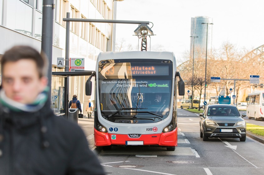 Pressemitteilung Mobilität in Corona - Fußgänger vor Elektrobus und Auto