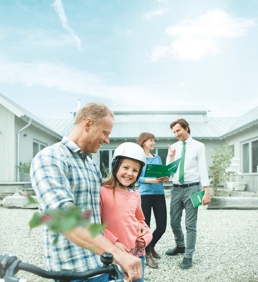 Pressemitteilung DEVK Risiko-Lebensversicherung - Kind mit Helm und glückliche Familie mit DEVK-Berater