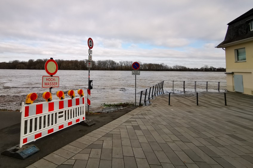 Pressemitteilung Hochwasser - abgesperrtes Rheinhochwasser