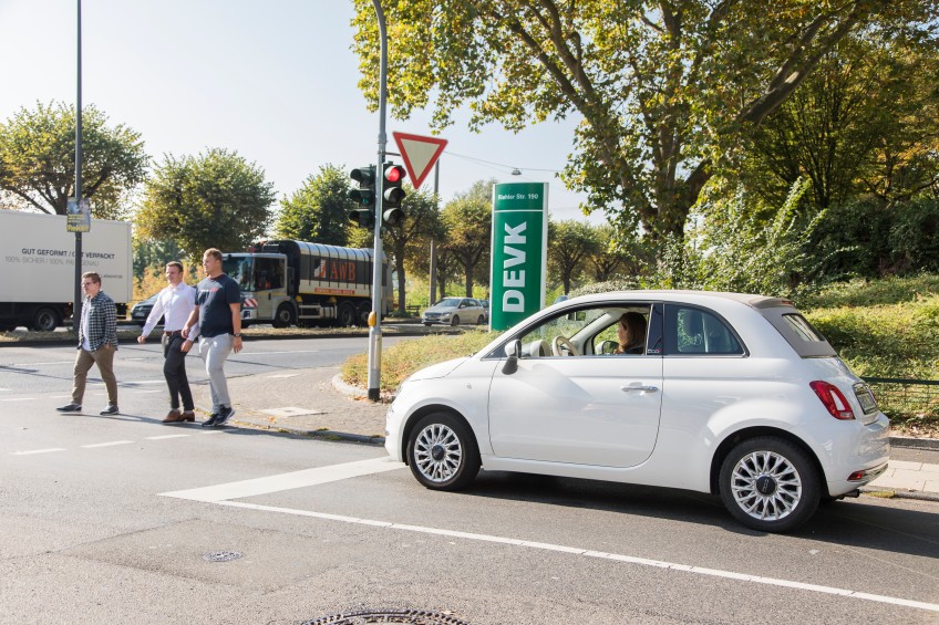 Pressemitteilung: Auto steht an Ampel