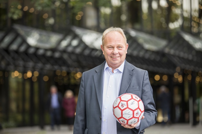 Pressemitteilung FC-Vertragsverlängerung - Vorstandsvorsitzender Gottfried Rüßmann mit Fußball