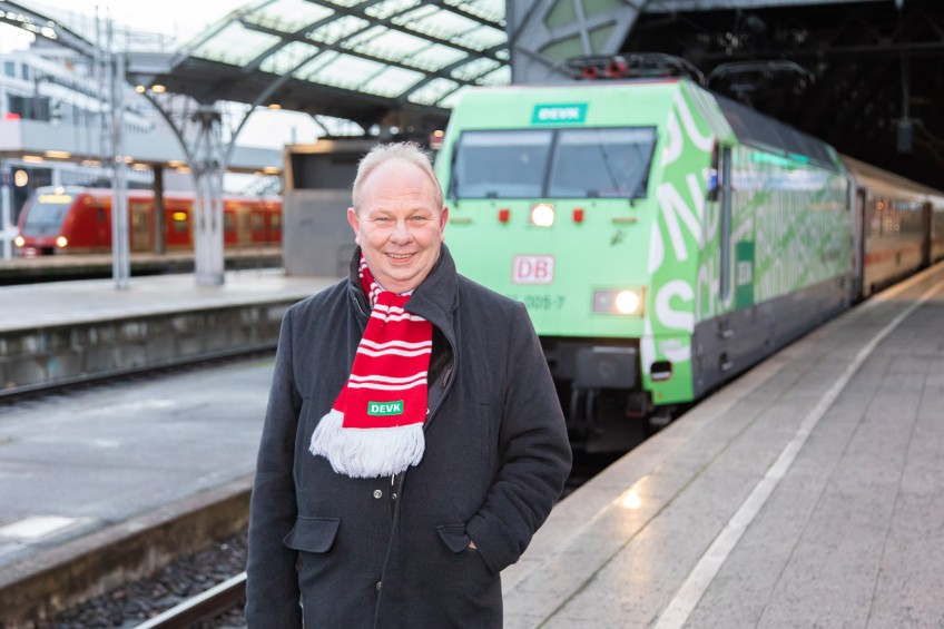 Pressemitteilung Beitragsrückerstattung: DEVK-Chef Gottfried Rüßmann vor DEVK-Lok