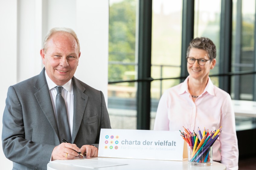 Pressemitteilung Charta der Vielfalt: Gottfried Rüßmann und Sandra Hackethal bei Unterzeichnung