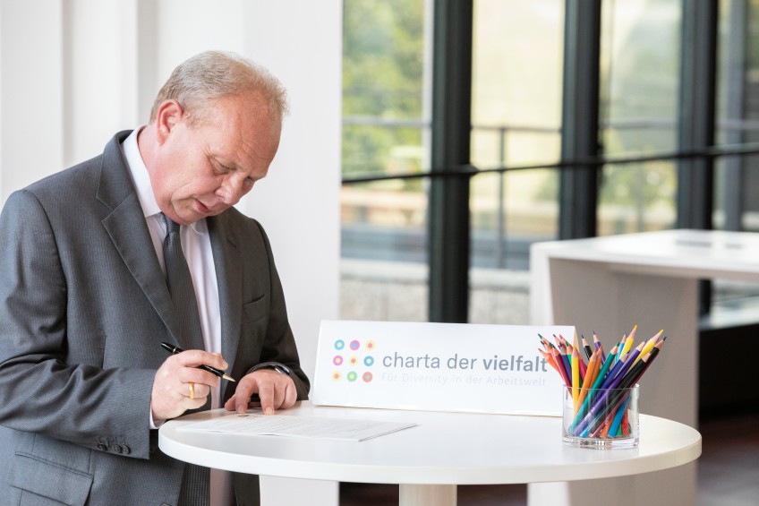 Pressemitteilung Charta der Vielfalt: Gottfried Rüßmann unterschreibt Charta der Vielfalt