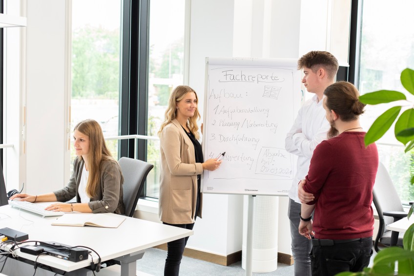 Pressemitteilung - Azubis bei der Gruppenarbeit