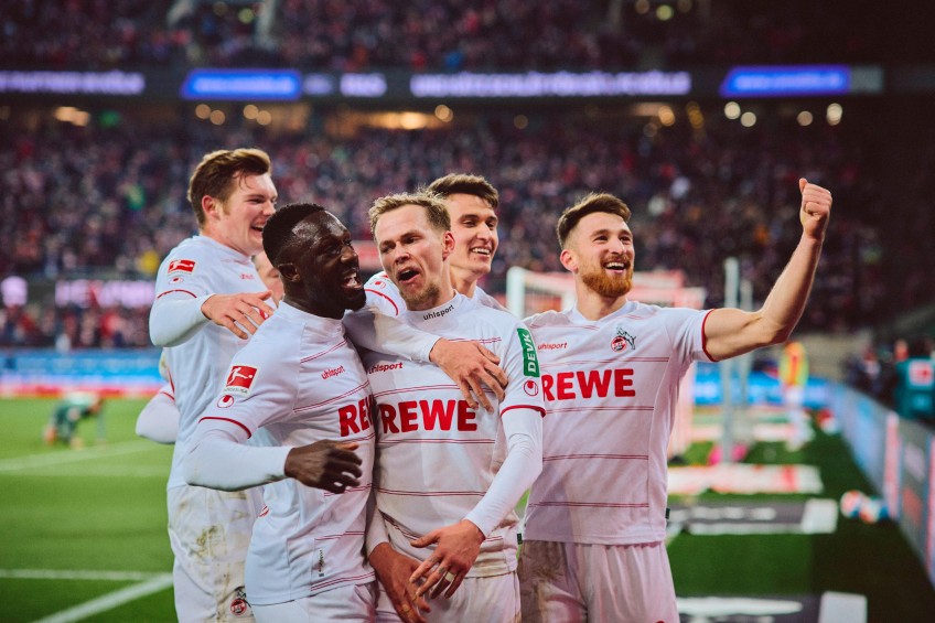 Pressemitteilung Partnertag 1. FC Köln: Mannschaft jubelt