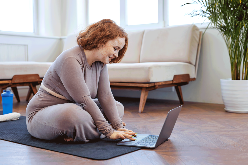 Pressemitteilung - Frau am Laptop