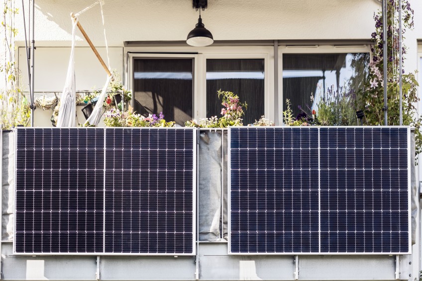 Pressemitteilung Kraftwerke auf dem Balkon: Balkon mit Solarmodulen
