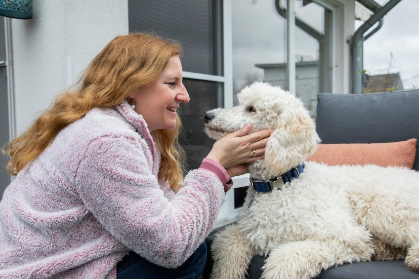 Pressemitteilung Liebe Dein Haustier Tag: Frau kuschelt mit Hund