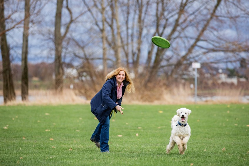 Pressemitteilung Liebe Dein Haustier Tag: Frau spielt mit Hund Frisbee