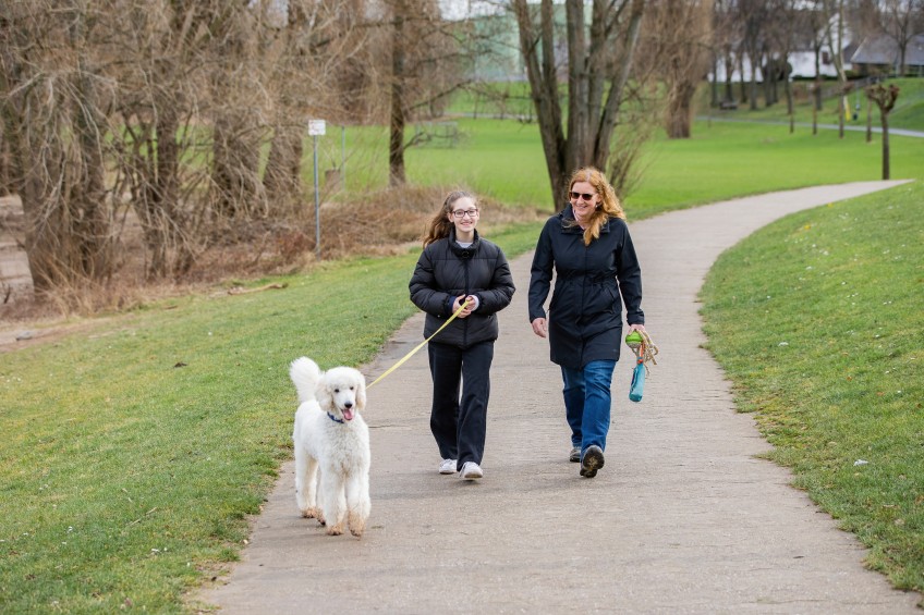 Pressemitteilung Liebe Dein Haustier Tag: Mutter und Tochter gehen mit Hund spazieren