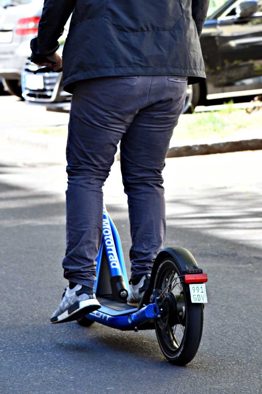 Pressemitteilung Moped - Mann fährt auf einem E-Scooter