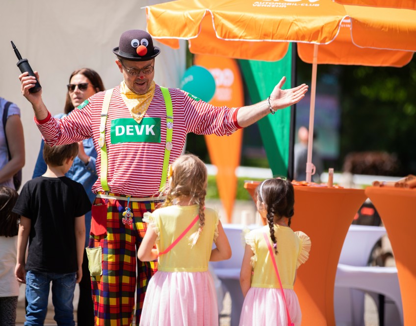 Pressemitteilung Weltkindertag: Clown interagiert mit Kindern