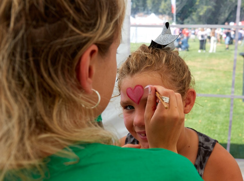 Pressemitteilung Weltkindetag: Kind wird geschminkt