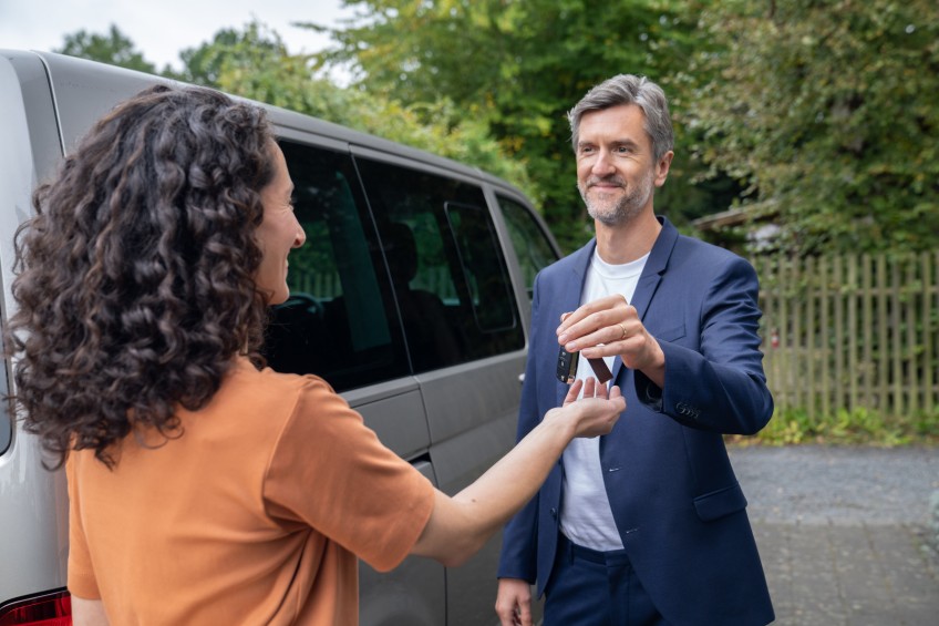 Pressemitteilung E-Autos: Schlüsselübergabe Autokauf