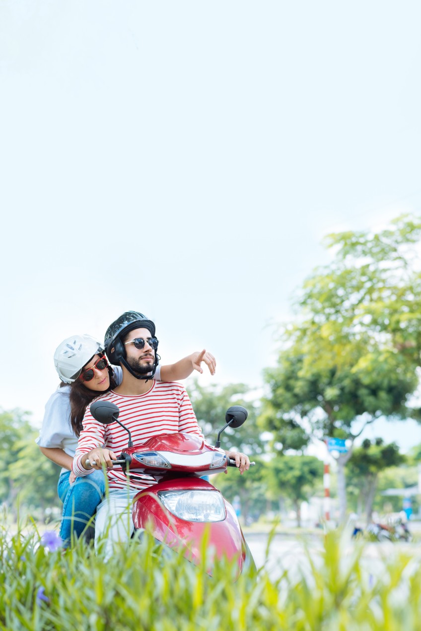 Pressemitteilung Moped-Autos: Mann und Frau auf dem Moped