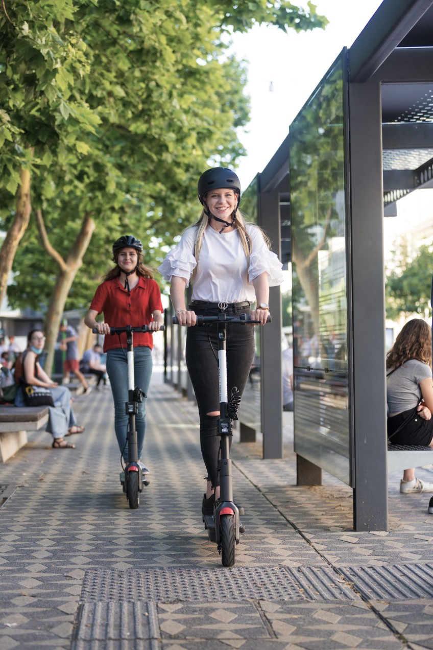 Pressemitteilung Moped-Autos: zwei Frauen fahren E-Scooter