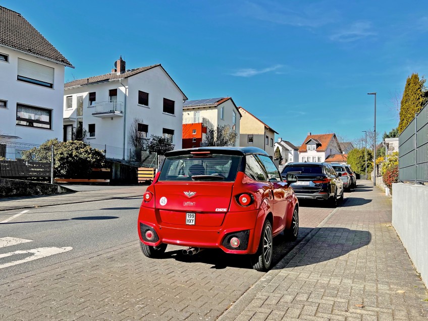 Pressemitteilung Moped-Autos: rotes Moped-Auto
