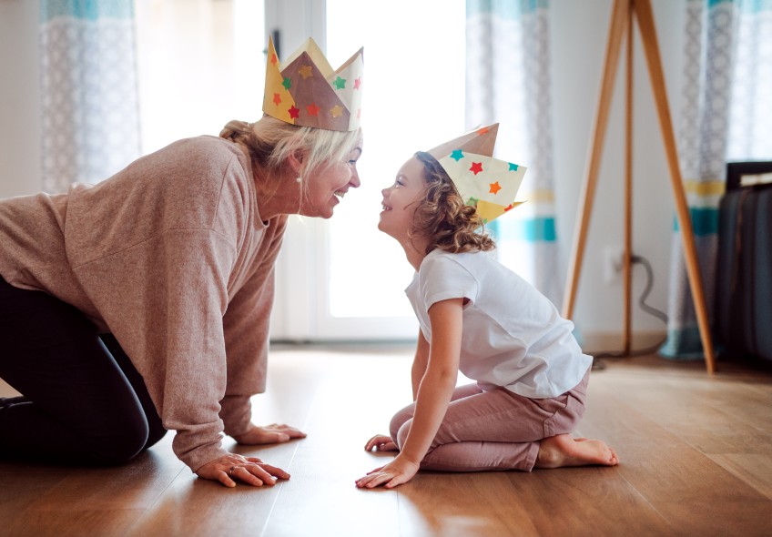 PM SmartInvest Junior: Oma und Enkelin mit Krone