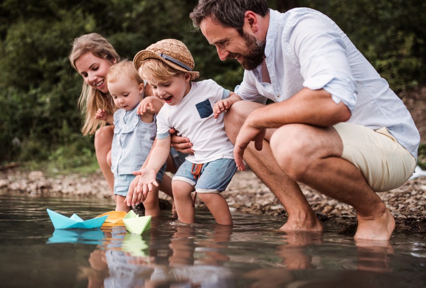 Pressemitteilung Altersvorsorge - Familie am Wasser