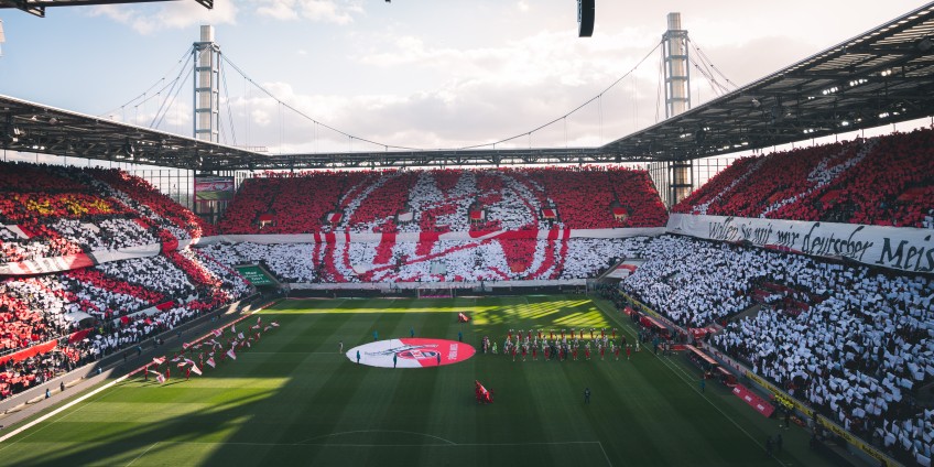 Pressemitteilung Versicherungskonditionen für FC-Fans: Bild der großen Stadion-Choreografie 